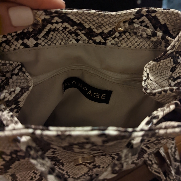 Faux snake skin bag/backpack - Picture 4 of 4